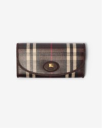 Burberry2025冬季宣传大片，红褐色Highlands长款钱夹出镜