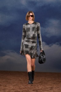 Burberry2026夏季时装秀，模特Eden Kassner身穿格纹链甲上衣和苏格兰半裙