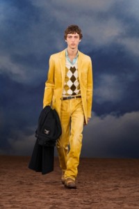 Burberry2026夏季时装秀，模特Saul Symon身穿涂层牛仔量裁夹克，搭配菱形图案针织背心