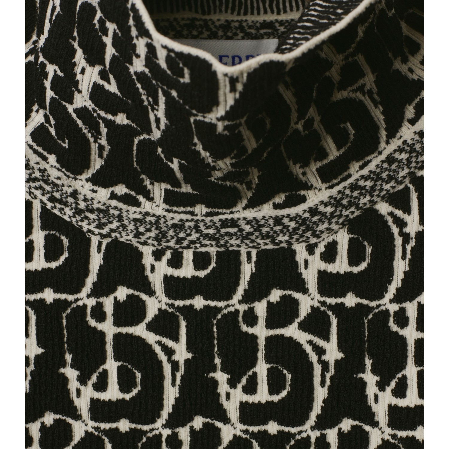 B 字型吊饰羊毛混纺针织衫