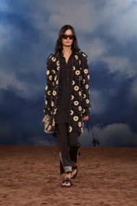Burberry2026夏季时装秀，模特齐浩杰身穿马克莱姆编织工艺针织皮革轻便大衣，搭配丝毛混纺刺绣长裤