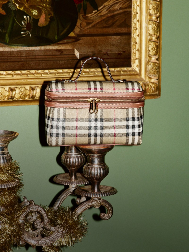 Burberry佳节宣传大片，典藏米色格纹Vanity包出镜 