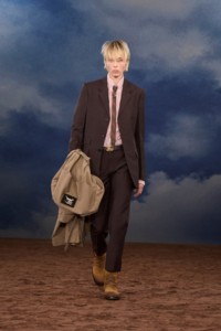 Burberry2026夏季时装秀，模特Edie Campbell身穿羊毛马海毛量裁夹克，搭配Burberry格纹丝质领带