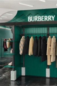 橱窗展示，Burberry商品悬挂于衣架之上