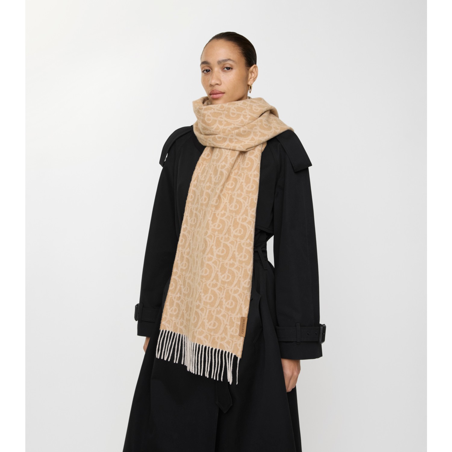 B 字型吊饰图案羊绒围巾