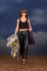 Burberry2026夏季时装秀，模特Giselle Norman身穿钩编针织上衣，搭配马克莱姆编织装饰皮革长裤