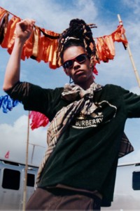 Burberry盛夏乐章宣传大片，Lennon Gallagher身穿格纹外套