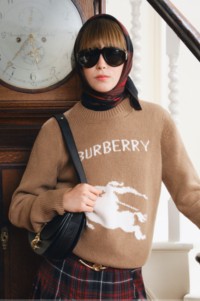 模特身穿Burberry针织衫，佩戴黑色弧形设计飞行员太阳眼镜