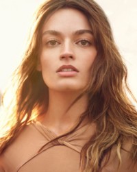 博柏利女神香水和Emma Mackey