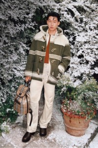 足球运动员孙兴慜身穿Burberry牛角扣大衣，手持Burberry格纹双肩包的照片