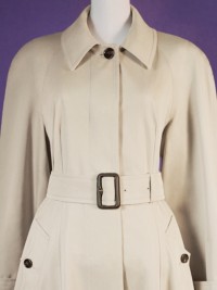人形模特身穿 Burberry 扣环风衣特写