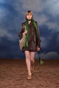 Burberry2026夏季时装秀，模特Thelma Almqvist身穿流苏皮革风衣，搭配流苏皮革马术骑士包