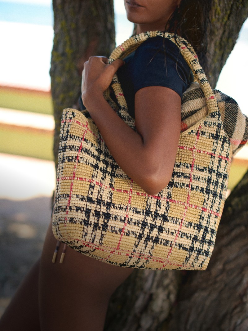 沙米色Burberry小号Margate托特包，出自全新酒椰纤维包款系列