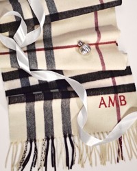 Burberry格纹围巾照片，一角绣有私人印记字母AMB，并系有白色丝带 