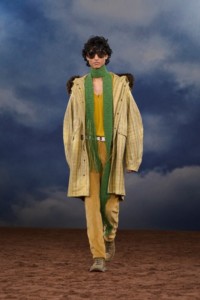Burberry2026夏季时装秀，模特Max Everist身穿流苏格纹涂层轻便大衣，搭配绿色针织围巾