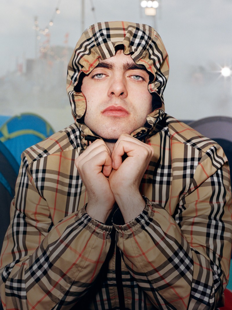 Lennon Gallagher身穿格纹外套，演绎2025Burberry盛夏乐章系列