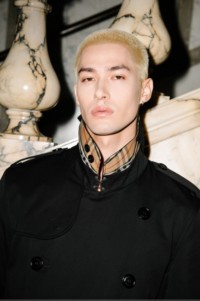 音乐人米卡身穿Burberry风衣照片