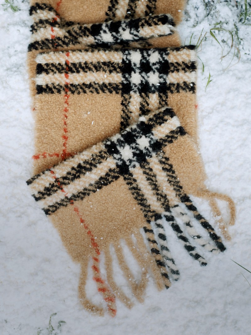 雪地上的典藏米色Burberry格纹围巾