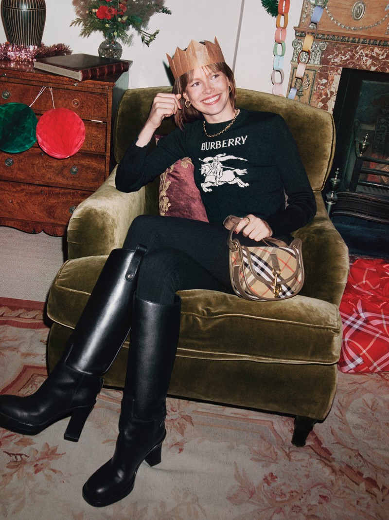 Burberry佳节宣传大片，模特身穿黑色女士马术骑士徽标羊毛羊绒混纺针织衫