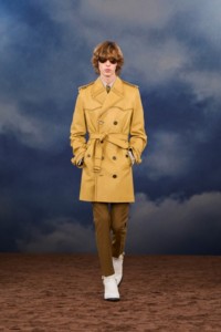 Burberry2026夏季时装秀，模特Artie Aylott身穿黄色皮革风衣，搭配羊毛马海毛量裁长裤