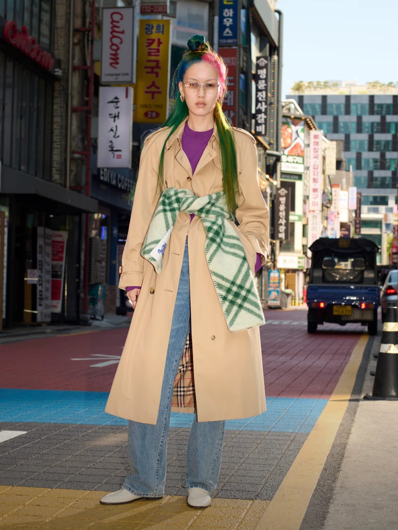 模特Zaya Lunn身穿滑铁卢版型长款Heritage风衣