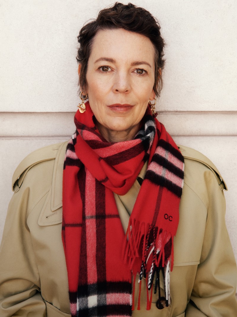 演员Olivia Colman佩戴红色格纹羊绒围巾