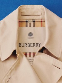 Burberry风衣，及其格纹内衬和品牌标签