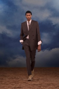 Burberry2026夏季时装秀，模特Daniel Awaridhe身穿羊毛马海毛双排扣量裁夹克，搭配马术骑士皮革腰带