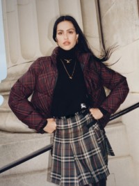 模特Amelia Gray身穿Burberry格纹羽绒服和苏格兰半裙照片