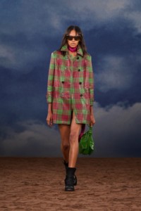 Burberry2026夏季时装秀，模特Bebe Parnell身穿粉色拼绿色格纹涂层风衣，搭配蜡脂反绒面革Ledger靴