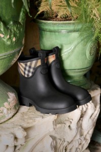 Burberry七夕宣传大片，橡胶Marsh Stamp低筒靴出镜