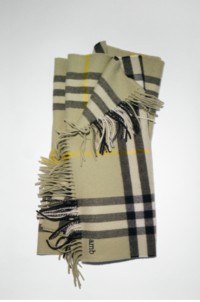 Burberry格纹羊绒围巾，饰有私人印记设计 