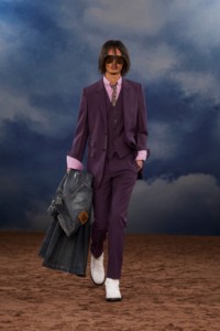 Burberry2026夏季时装秀，模特Rohan Alexander身穿羊毛马海毛量裁夹克，搭配羊毛马海毛量裁长裤