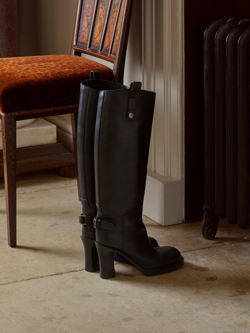 Burberry冬季时装系列黑色皮革Cavalier高跟靴照片