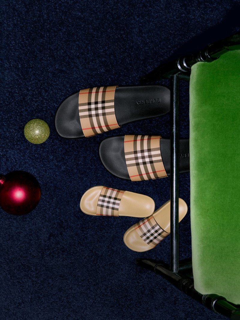 Burberry佳节宣传大片，成人款和儿童款格纹拖鞋出镜 