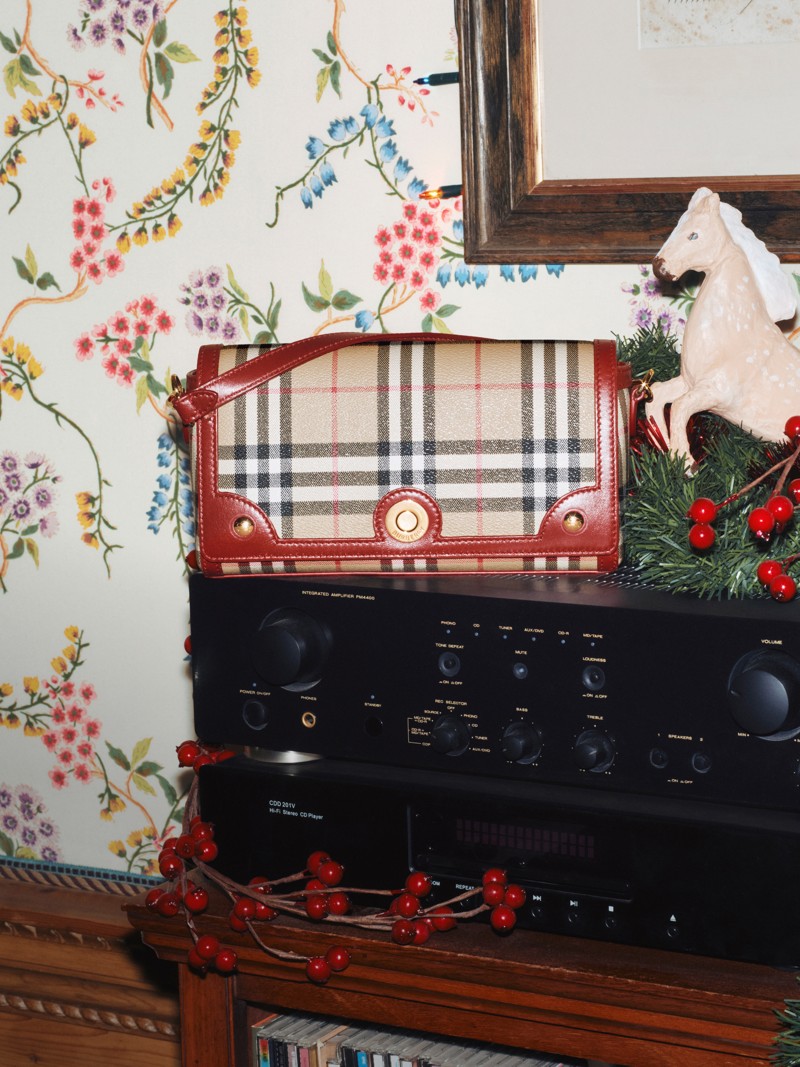 Burberry佳节赠礼宣传大片，格纹Note包出镜