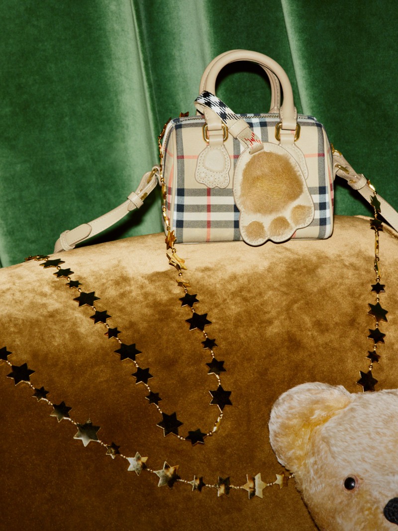 Burberry佳节宣传大片，典藏米色儿童迷你格纹保龄球包出镜