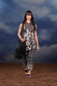 Burberry2026夏季时装秀，模特Sora Choi身穿镜面方片刺绣连衣裙，搭配皮革Baez凉鞋