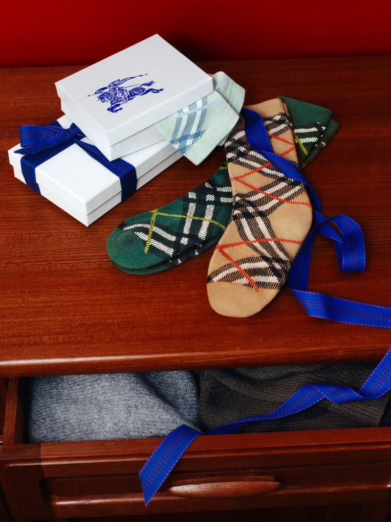典藏米色和深绿色Burberry格纹袜，出镜佳节赠礼宣传大片