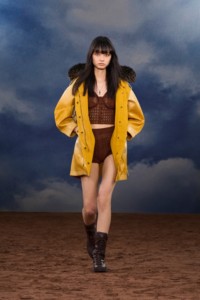 Burberry2026夏季时装秀，模特蓝舒琪身穿流苏蜡脂棉质风雪大衣，搭配钩编针织上衣和短裤