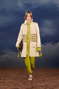 Burberry2026夏季时装秀，模特Dana Smith身穿马克莱姆编织装饰皮革风衣，搭配刺绣丝质衬衫式连衣裙