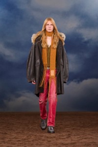 Burberry2026夏季时装秀，模特Filip Bryndza身穿流苏蜡脂棉质风雪大衣，搭配粉色涂层牛仔裤