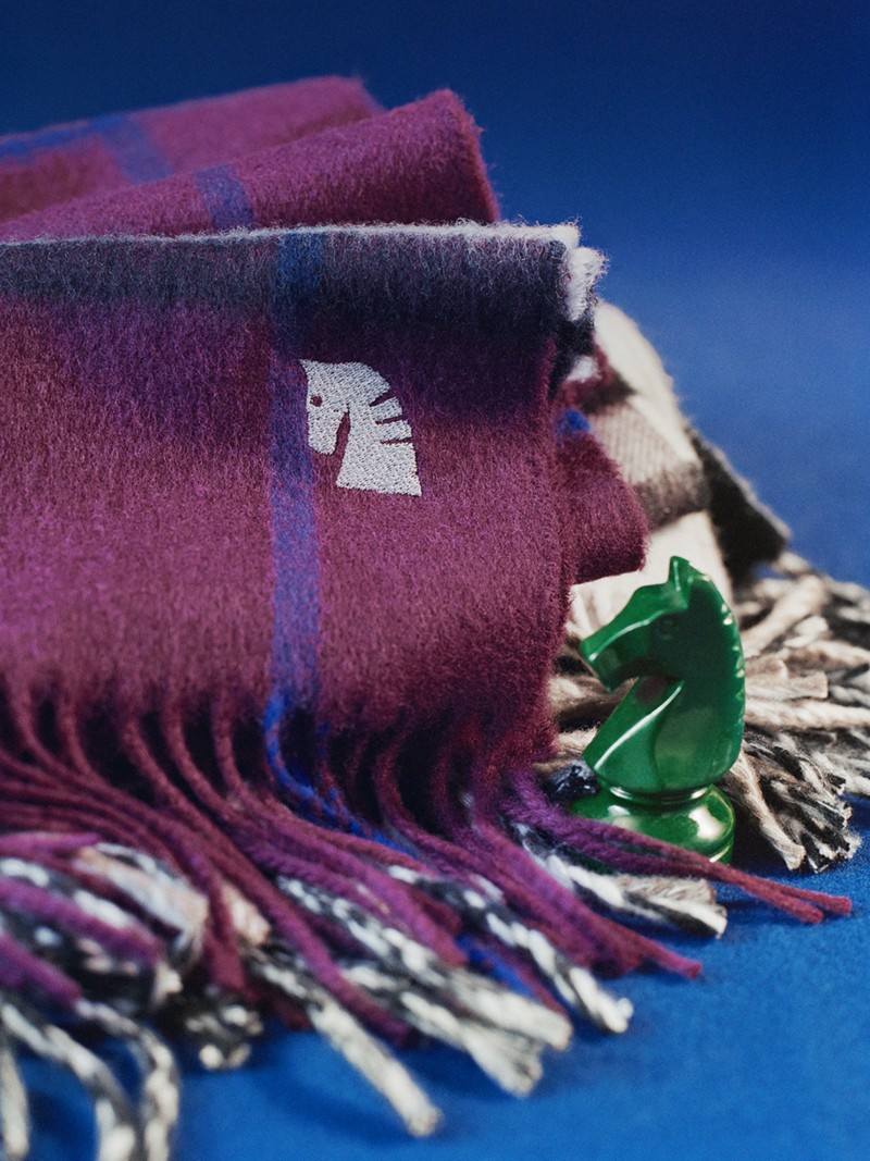 Burberry佳节宣传大片，饰有经典私人印记绣标的格纹围巾出镜 