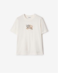 Burberry2025冬季宣传大片，粉笔白马术骑士徽标格纹棉质T恤衫出镜