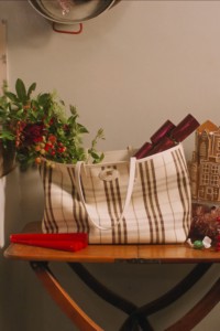 Burberry2025佳节宣传大片，节日小礼出镜