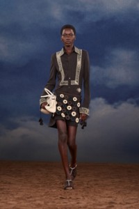 Burberry2026夏季时装秀，模特Awar Odhiang身穿刺绣衬衫式连衣裙，搭配马克莱姆编织工艺针织皮革半裙