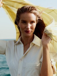 Rosie Huntington-Whiteley出镜Burberry2025仲夏系列宣传大片