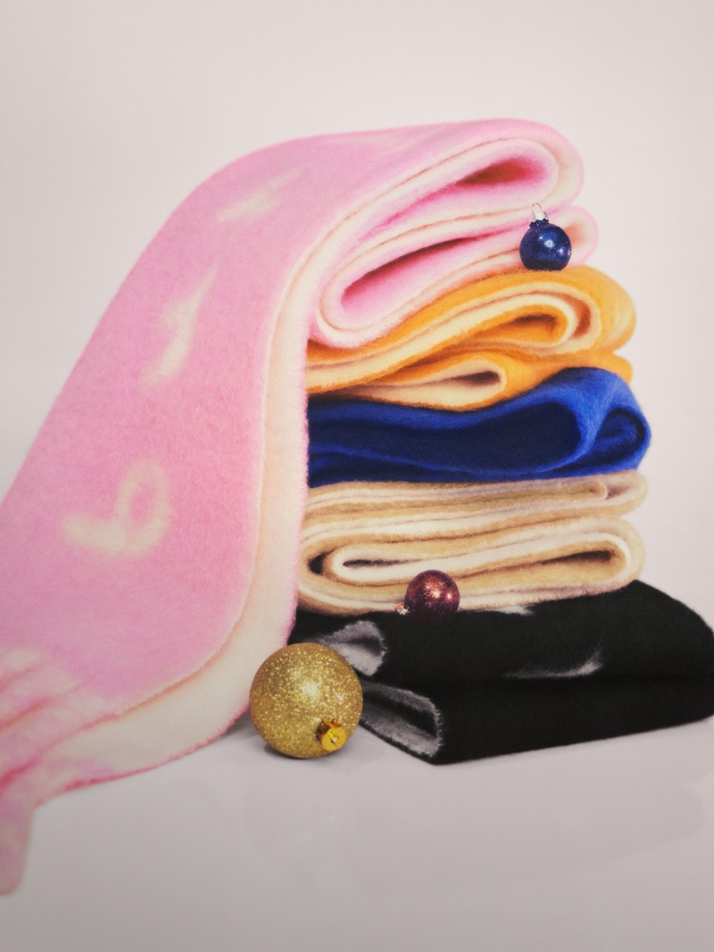 Burberry佳节宣传大片，饰有品牌徽标的彩色羊毛围巾和节日装饰出镜 