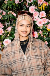 学生Maaryah Rashid身穿Burberry格纹外套照片