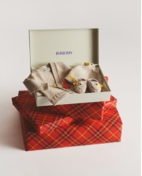 Burberry红色格纹节日包装和婴儿针织精品 